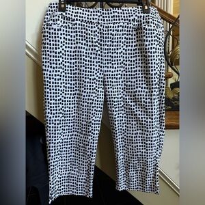 Chico’s Black/White Stretch Capris. EUC 0.5 pockets. Waist 15” 17.5” inseam